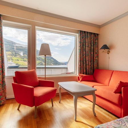 Olden Fjordhotel ภายนอก รูปภาพ