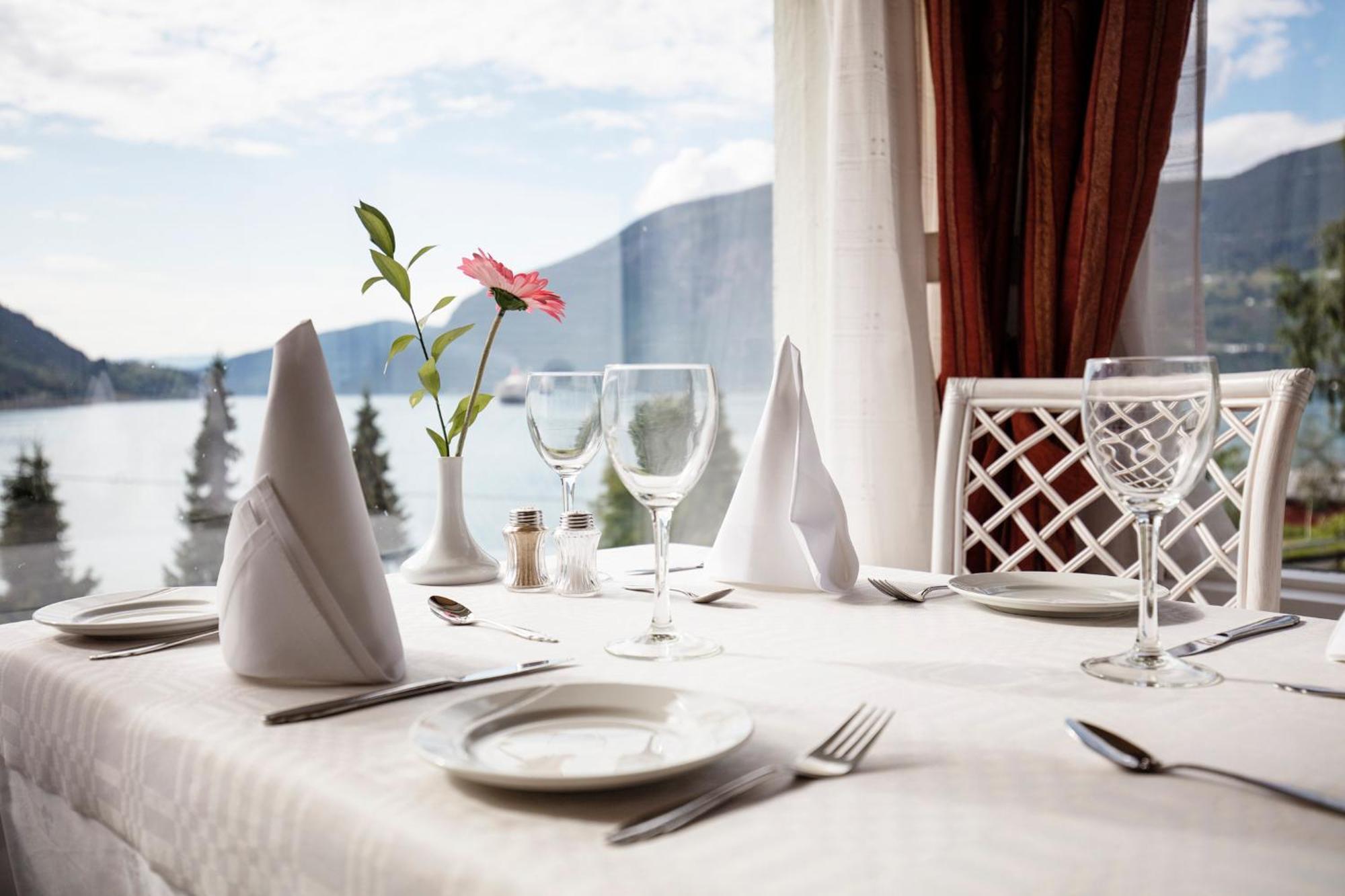 Olden Fjordhotel ภายนอก รูปภาพ